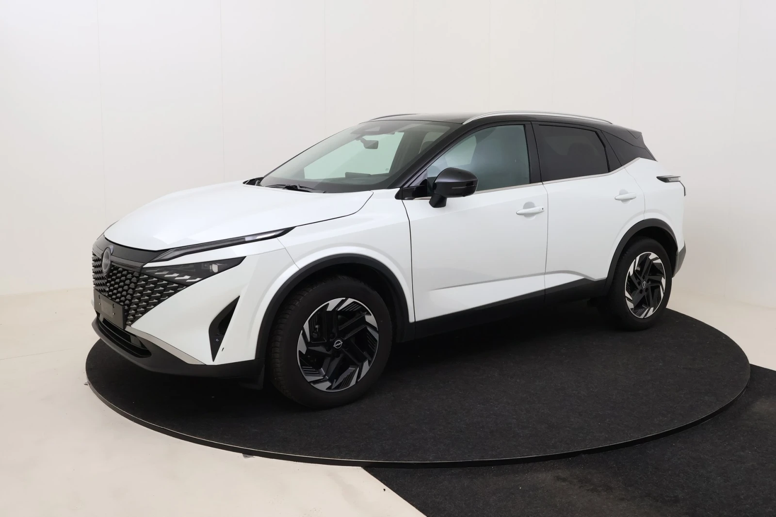 Nissan Qashqai 1.3 DIG-T N-connecta, снимка 2 - Автомобили и джипове - 54627859