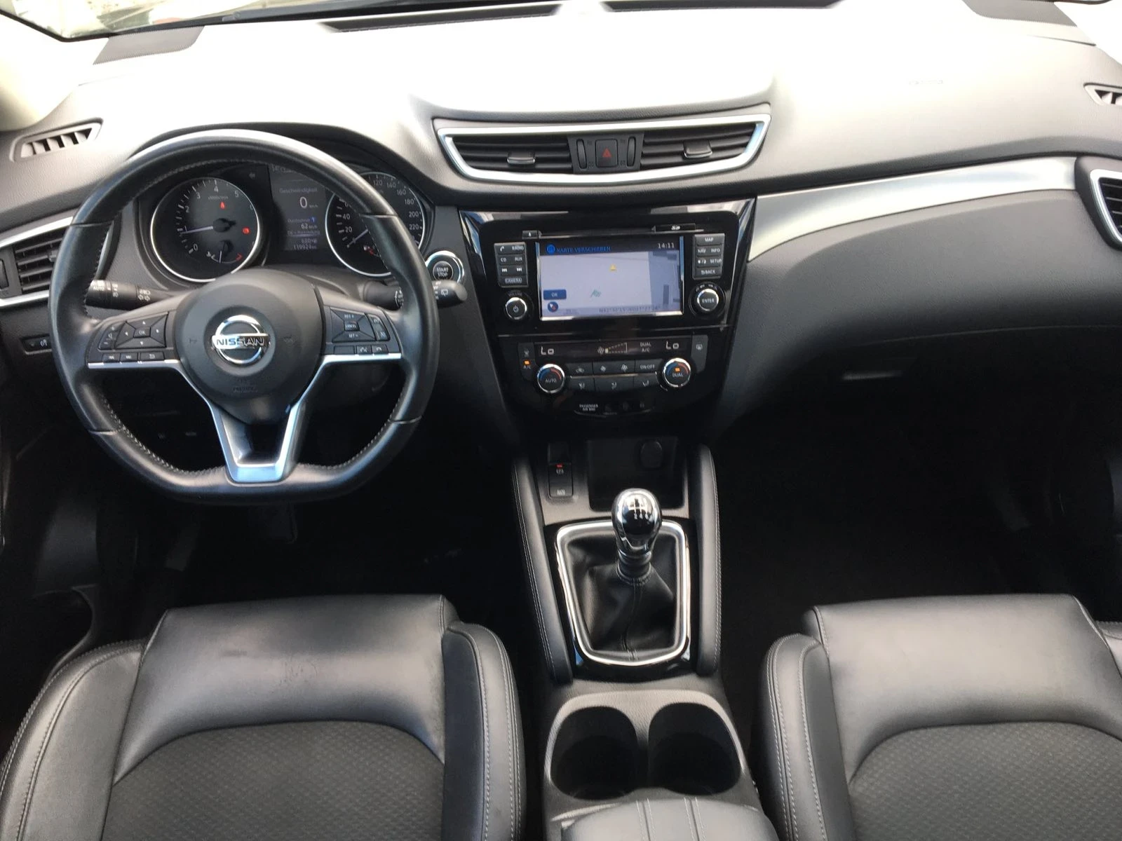 Nissan Qashqai 1.3i Tekna+ CH, снимка 9 - Автомобили и джипове - 54715324