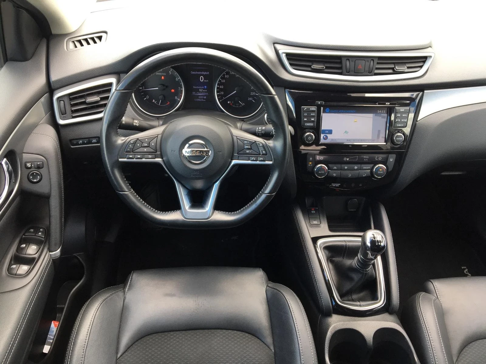 Nissan Qashqai 1.3i Tekna+ CH, снимка 8 - Автомобили и джипове - 54715324
