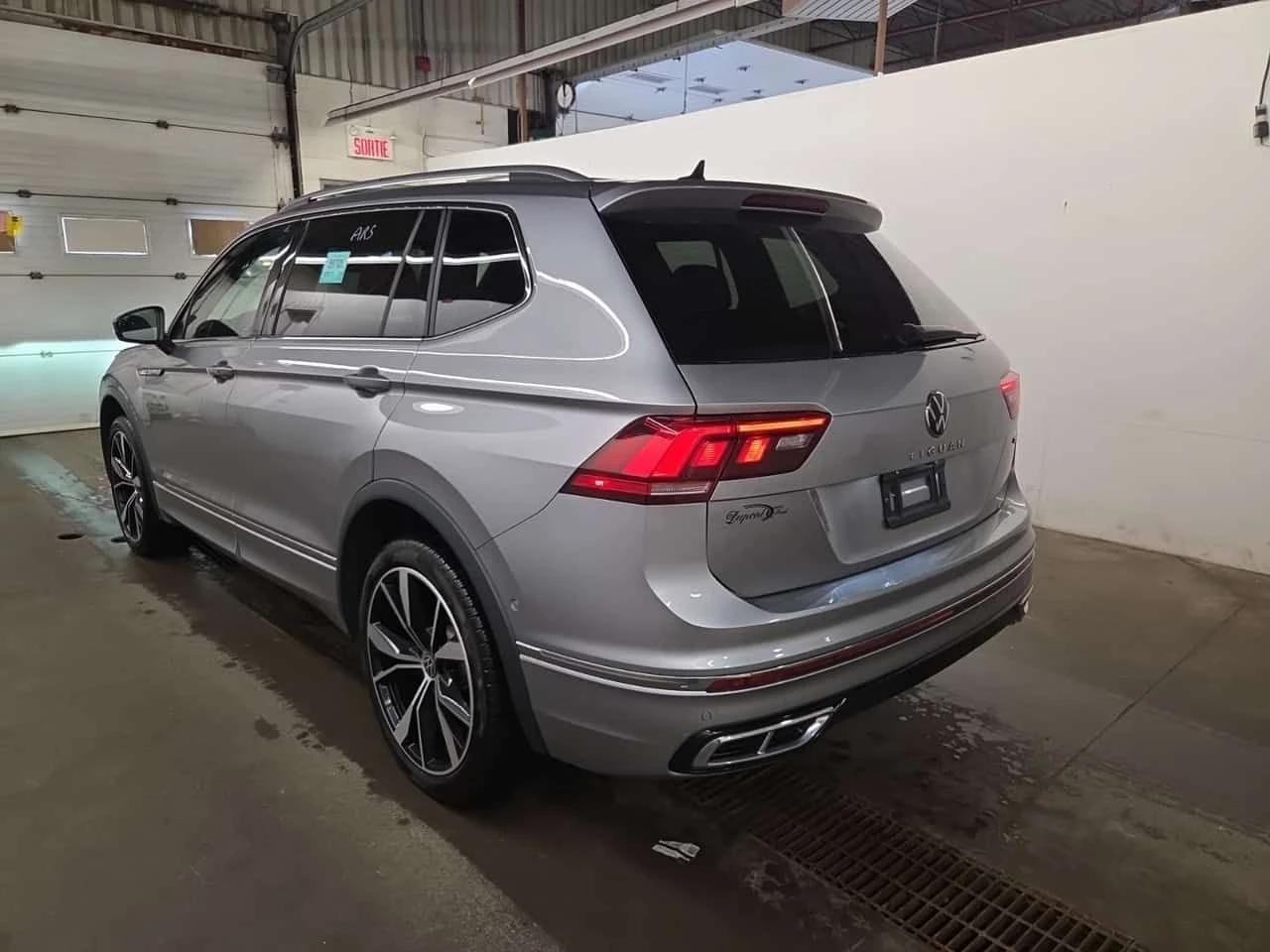 VW Tiguan  HIGHLINE R LINE | 360 | DIS | HUD | ЦЕНА ДО БГ, снимка 4 - Автомобили и джипове - 55135789