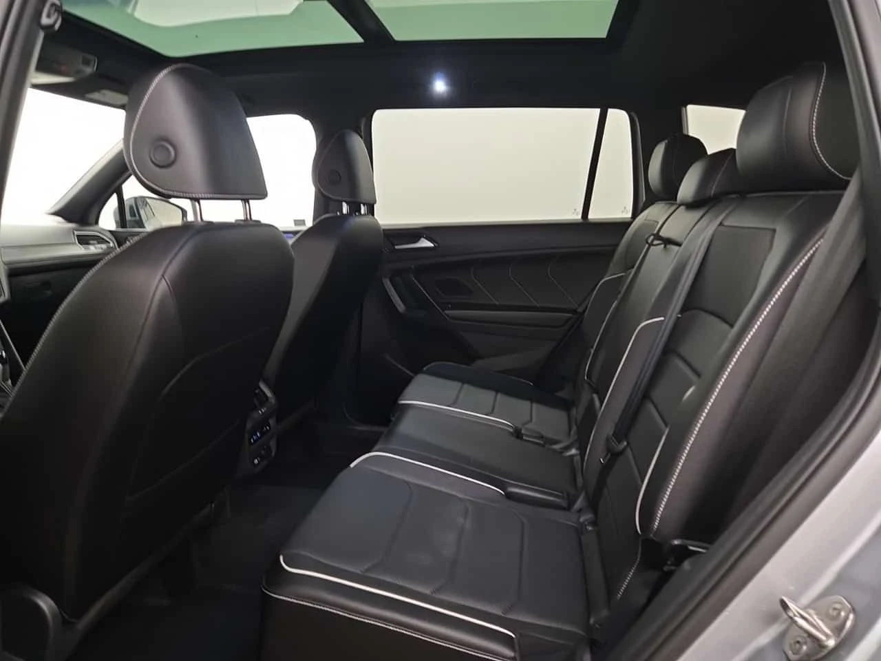 VW Tiguan  HIGHLINE R LINE | 360 | DIS | HUD | ЦЕНА ДО БГ, снимка 12 - Автомобили и джипове - 55135789