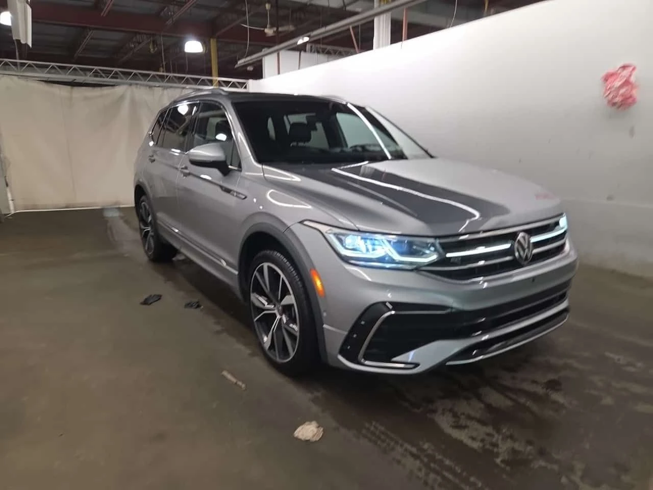 VW Tiguan  HIGHLINE R LINE | 360 | DIS | HUD | ЦЕНА ДО БГ, снимка 2 - Автомобили и джипове - 55135789