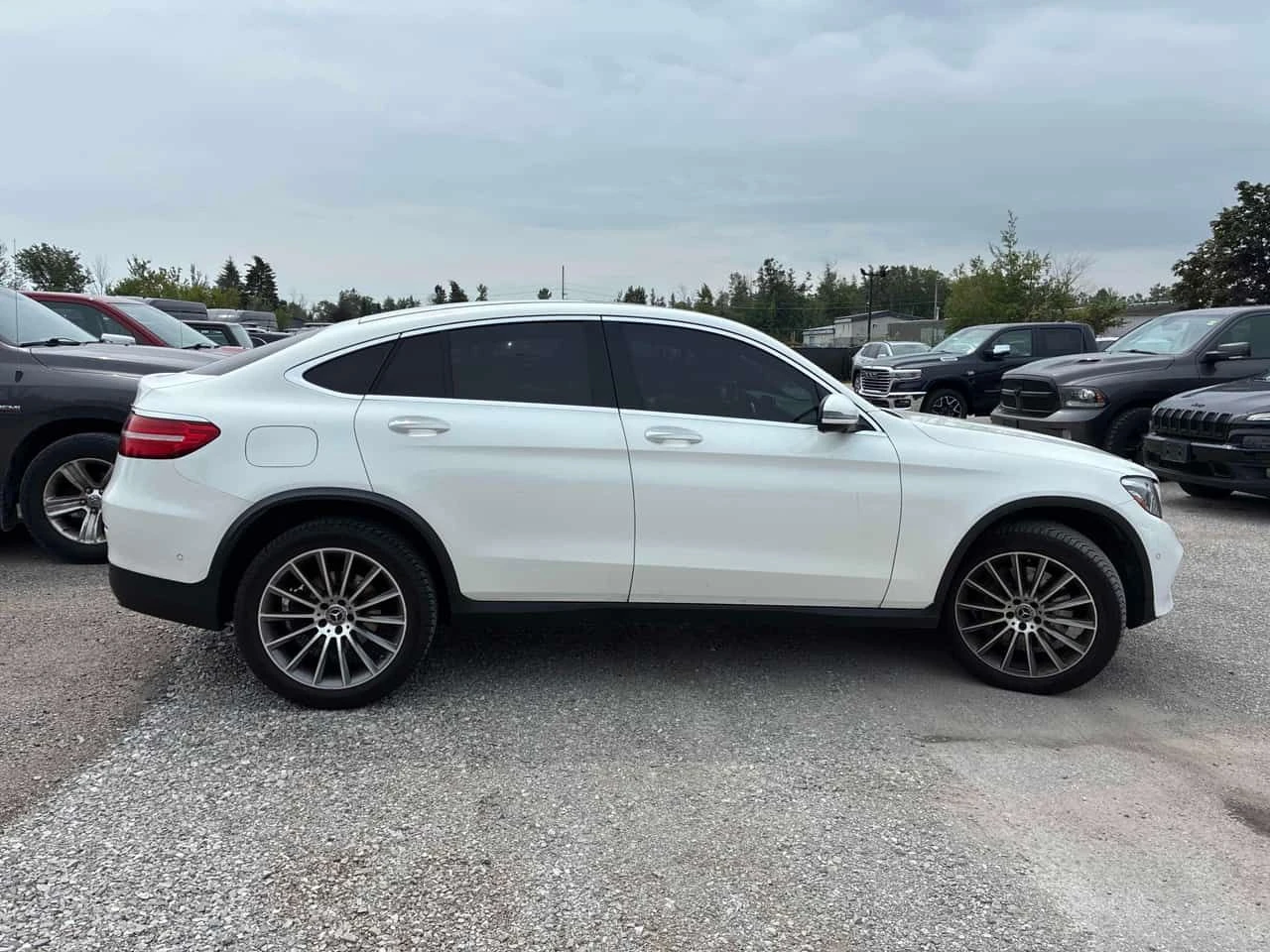 Mercedes-Benz GLC 300 4MATIC | CARFAX | АВТОКРЕДИТ БЕЗ ПЪРВОНАЧАЛНА, снимка 4 - Автомобили и джипове - 55598186