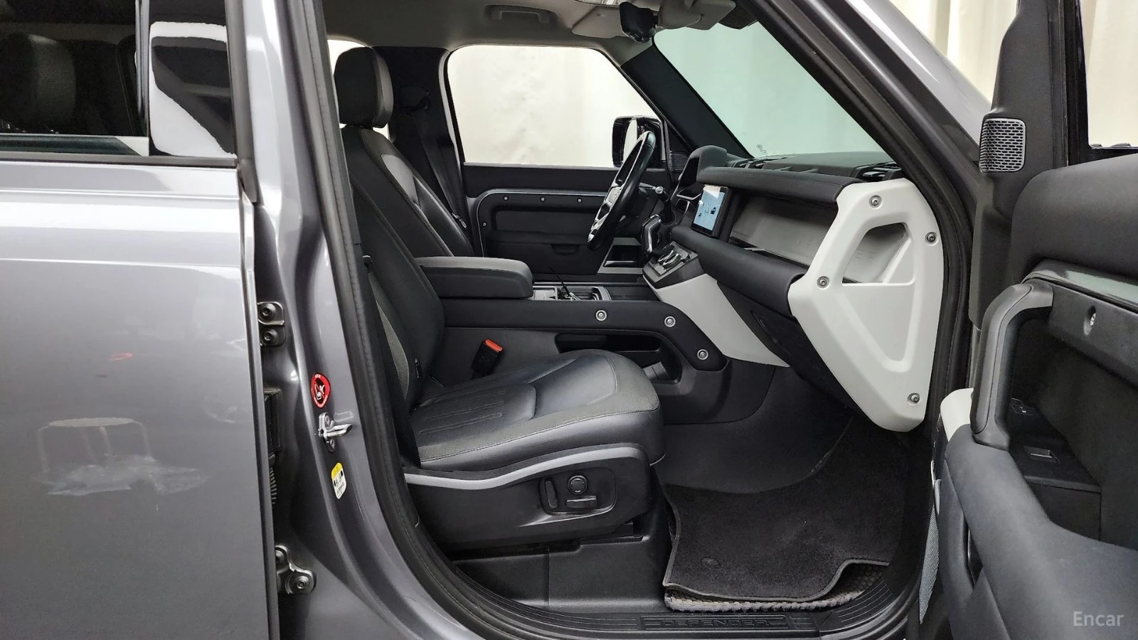 Land Rover Defender 110* D240* SE* КОЖА* ПОДГРЕВ* ПАНОРАМА* 360* LED* , снимка 10 - Автомобили и джипове - 55691618