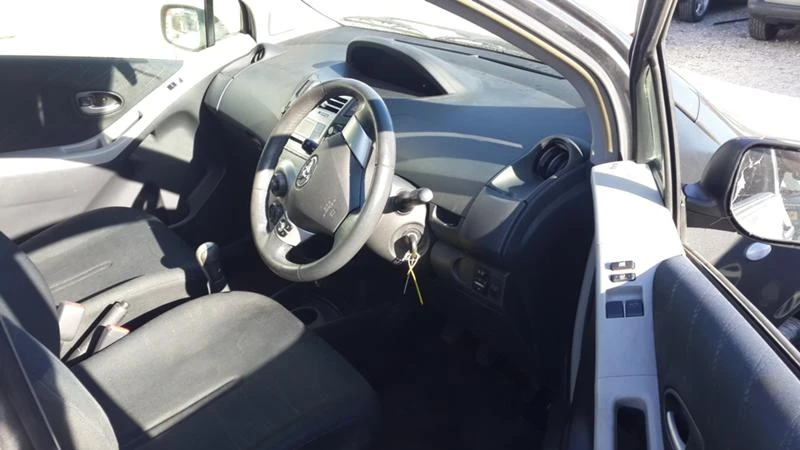 Toyota Yaris 1.3 VVTi, снимка 11 - Автомобили и джипове - 26894850