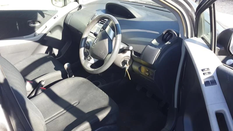 Toyota Yaris 1.3 VVTi, снимка 10 - Автомобили и джипове - 26894850