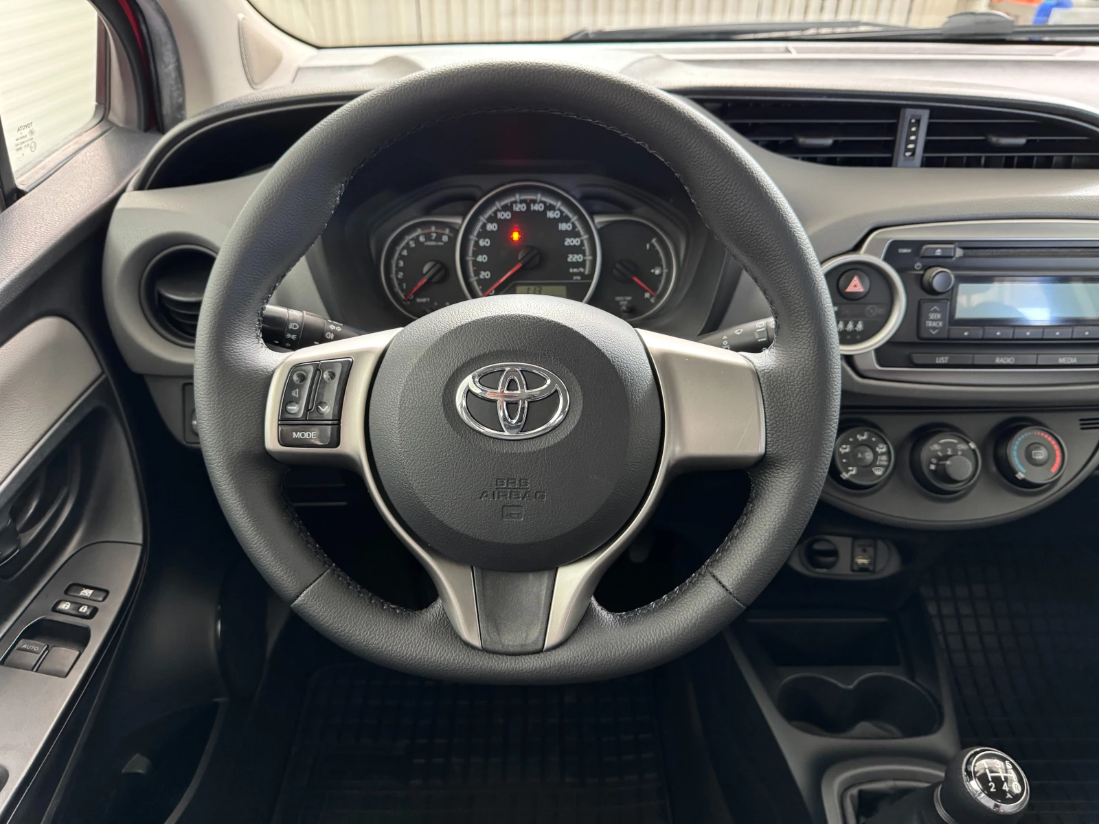 Toyota Yaris 1.0 VVT-i EURO 6B, снимка 11 - Автомобили и джипове - 56138013