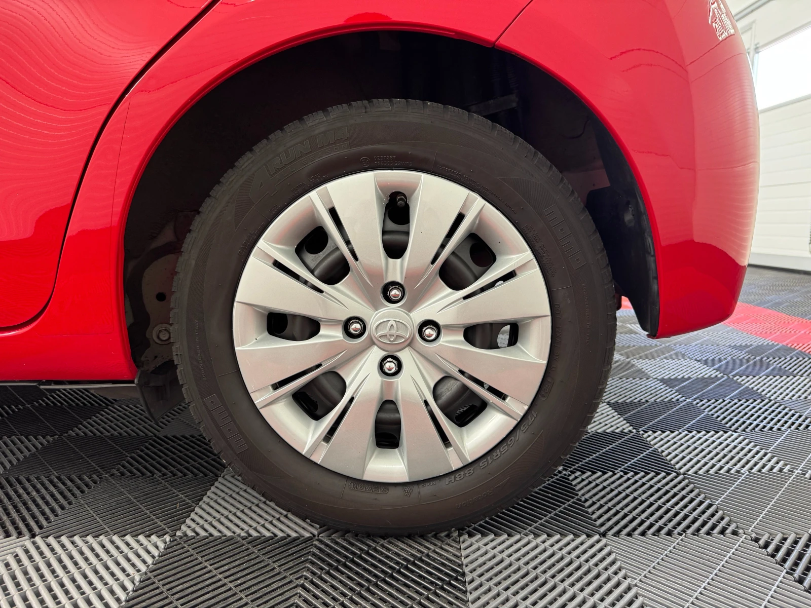 Toyota Yaris 1.0 VVT-i EURO 6B, снимка 16 - Автомобили и джипове - 56138013