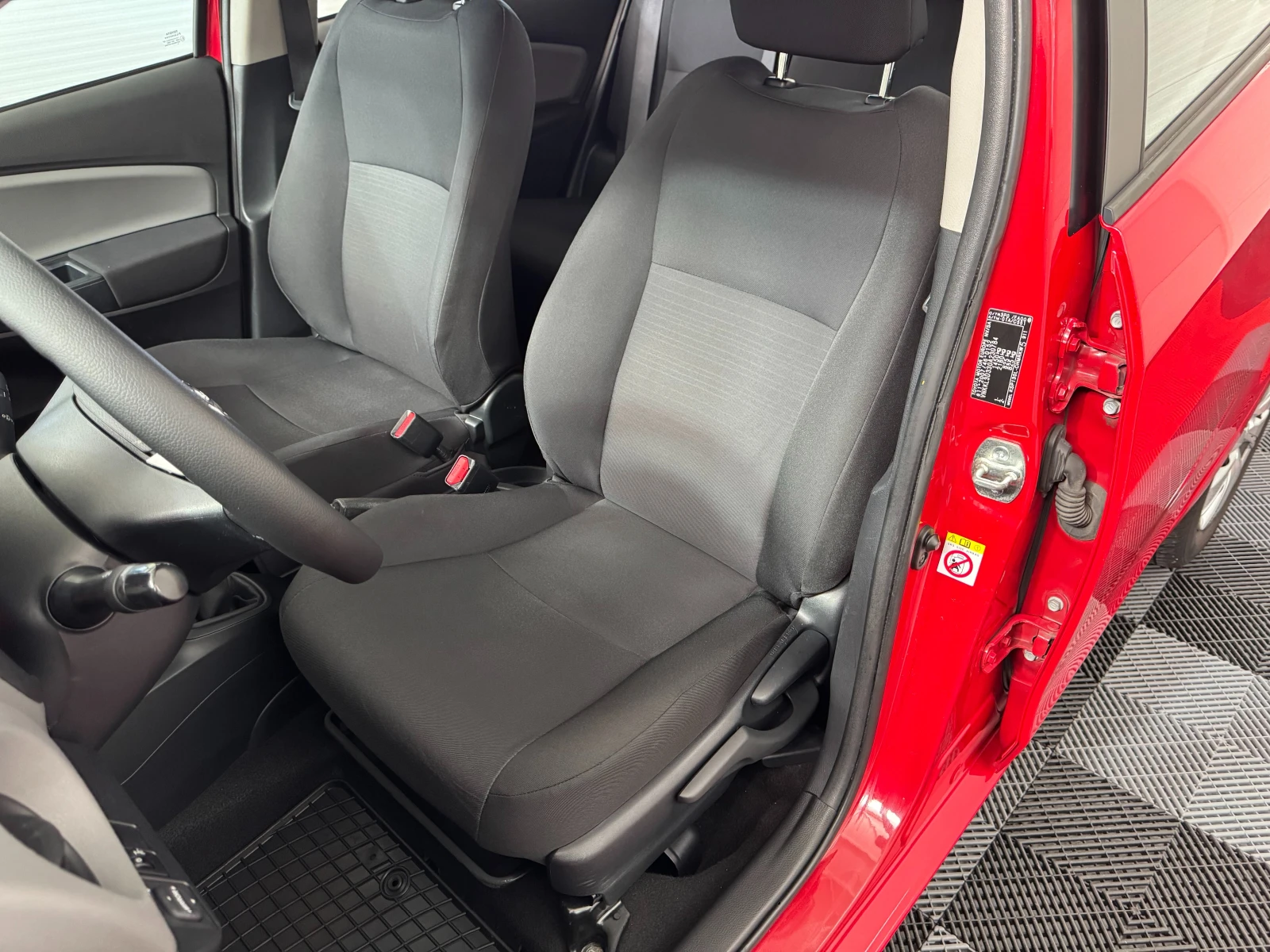 Toyota Yaris 1.0 VVT-i EURO 6B, снимка 14 - Автомобили и джипове - 56138013
