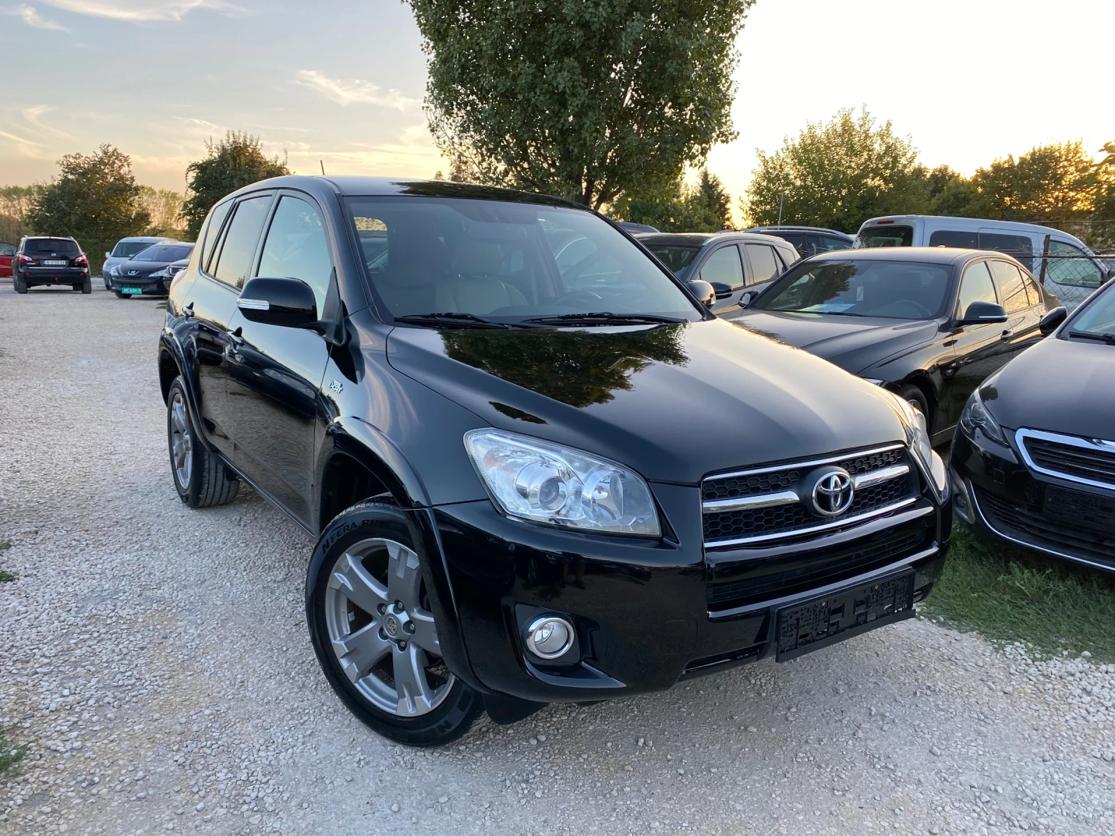 Toyota Rav4 2.2 150кс АВТОМАТИК КОЖА НАВИГАЦИЯ - изображение 2