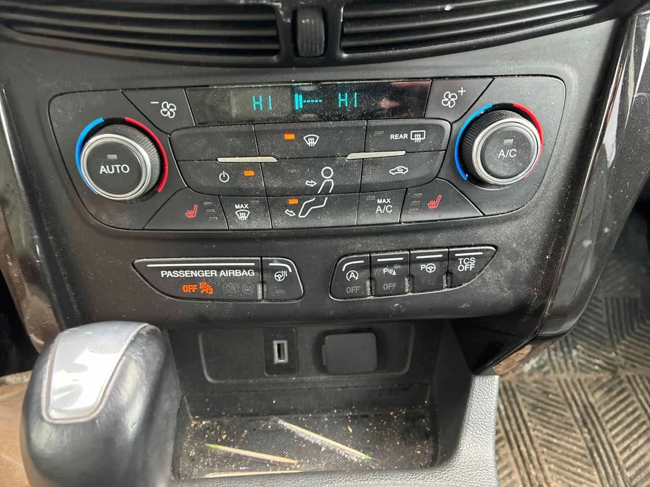 Ford Escape * TITANIUM * * KEYLESS GO* * KEYLESS ENTRY* , снимка 16 - Автомобили и джипове - 53999164