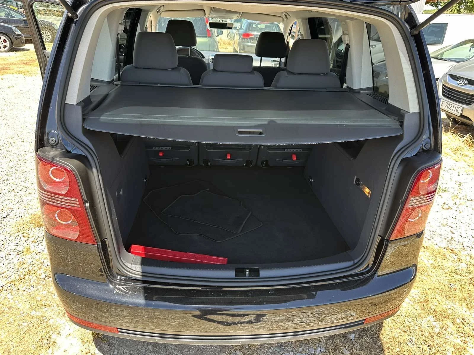 VW Touran 1.9 TDI, снимка 5 - Автомобили и джипове - 54805541