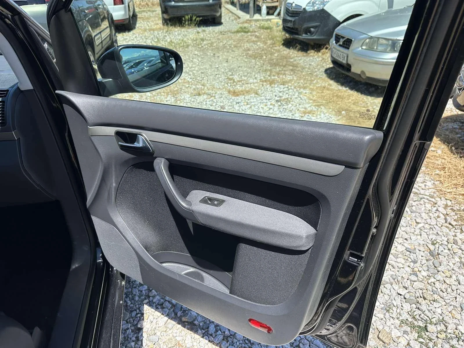 VW Touran 1.9 TDI, снимка 11 - Автомобили и джипове - 54805541