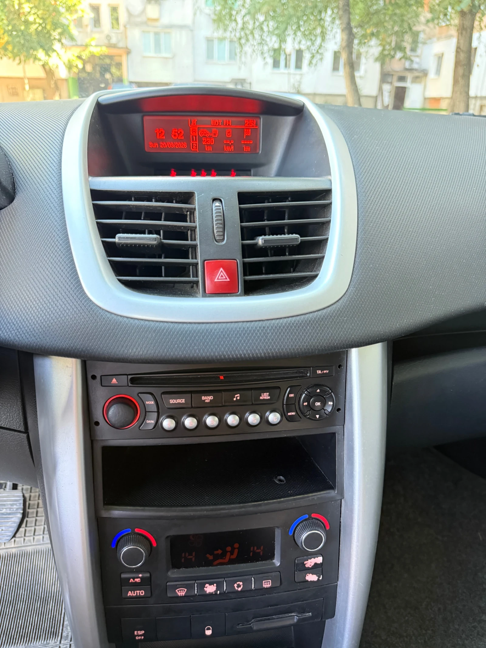 Peugeot 207  1.6HDI 2011г. Facelift , снимка 11 - Автомобили и джипове - 56154692