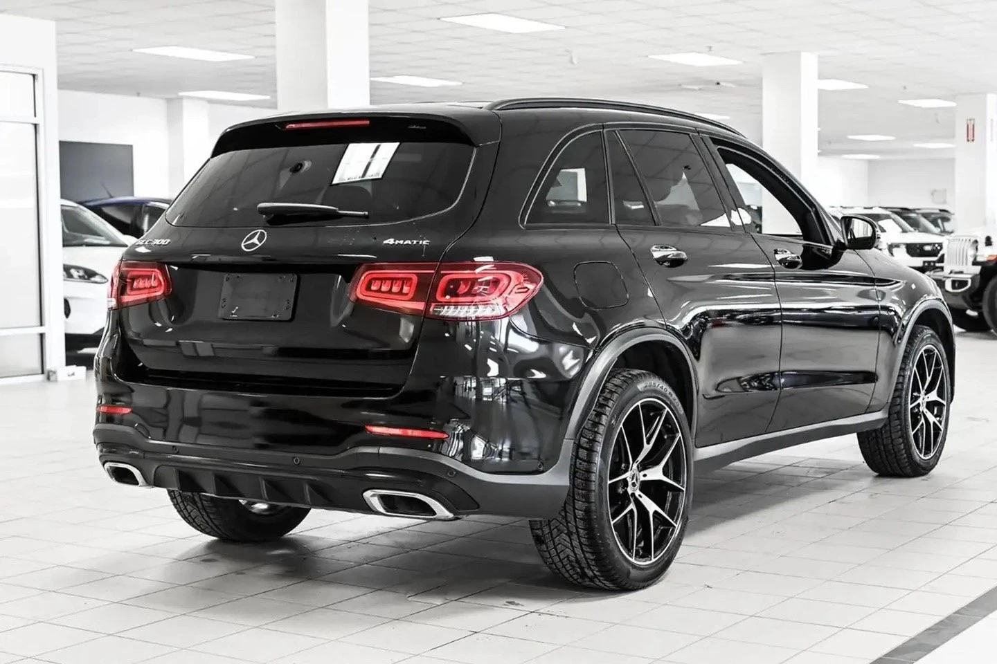 Mercedes-Benz GLC 300 AMG* Distronic* Red Interior* 360, снимка 3 - Автомобили и джипове - 54600693