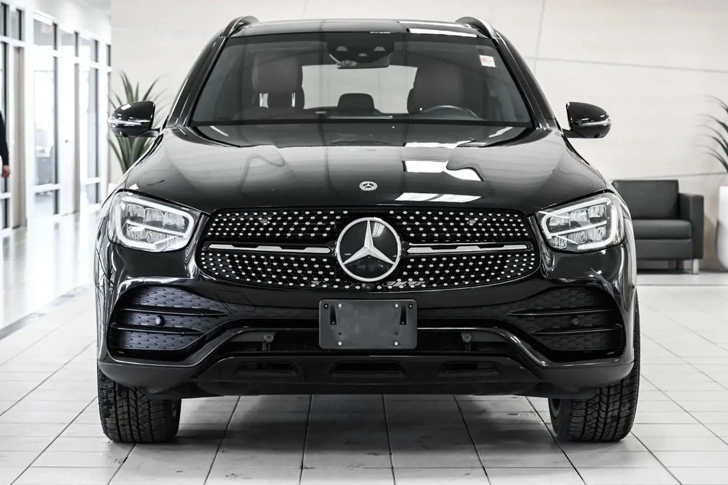 Mercedes-Benz GLC 300 AMG* Distronic* Red Interior* 360, снимка 2 - Автомобили и джипове - 54600693