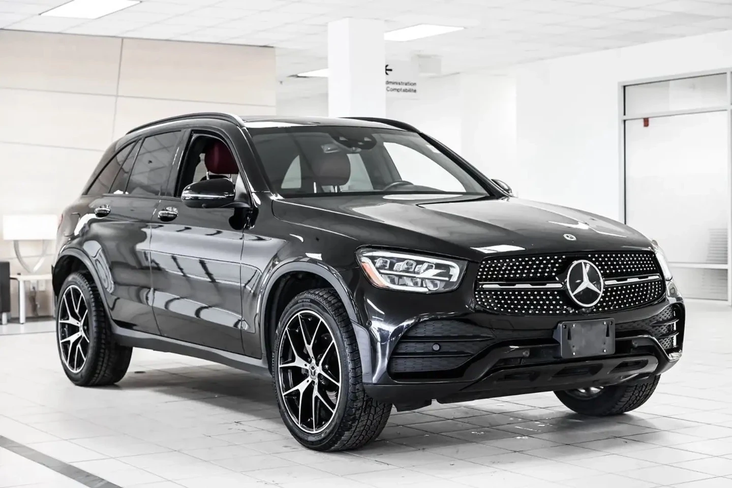 Mercedes-Benz GLC 300 AMG* Distronic* Red Interior* 360