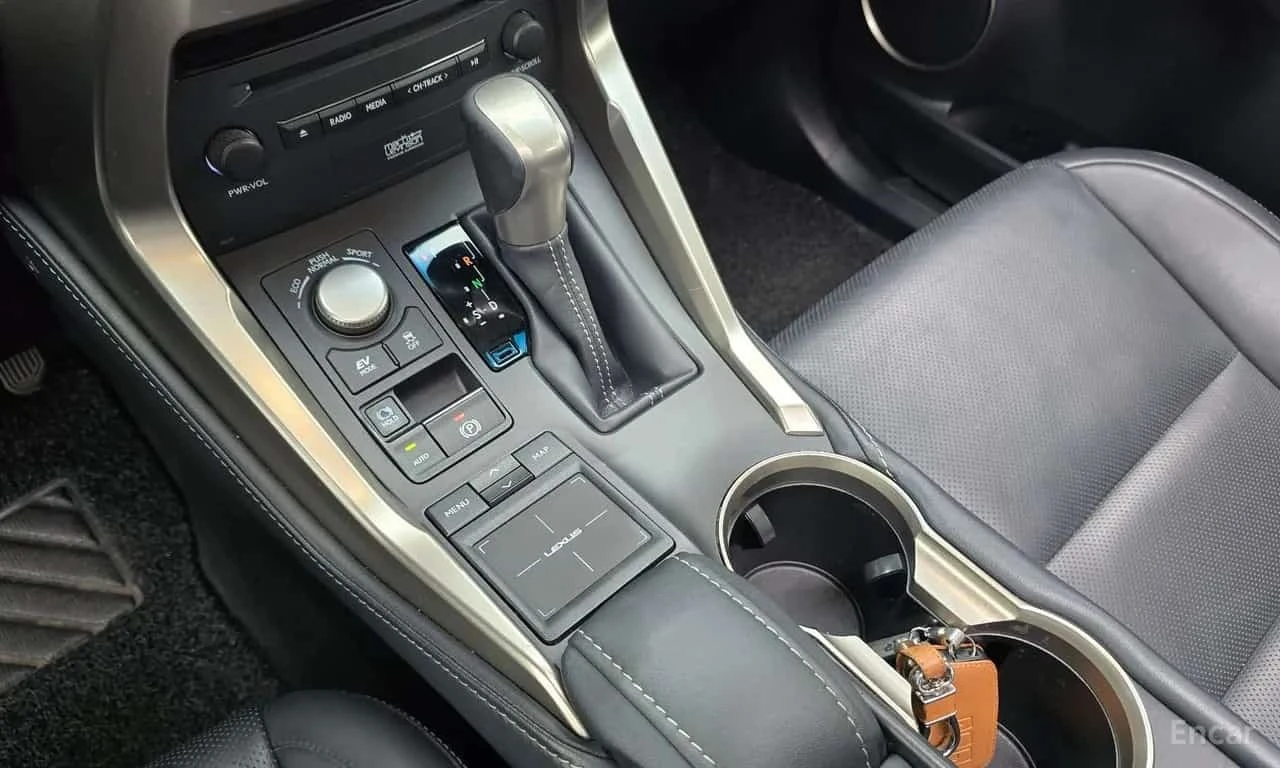 Lexus NX 300h * Executive * Обдухване * Шибидах * Blind Spot * , снимка 12 - Автомобили и джипове - 56232941