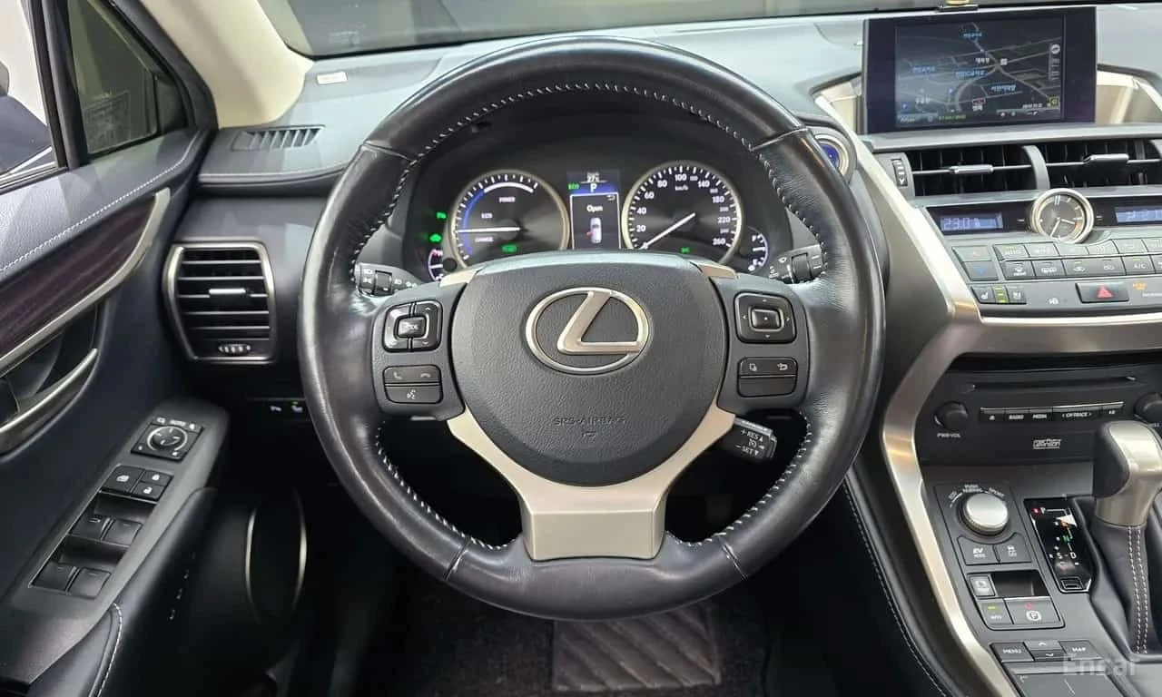 Lexus NX 300h * Executive * Обдухване * Шибидах * Blind Spot * , снимка 8 - Автомобили и джипове - 56232941