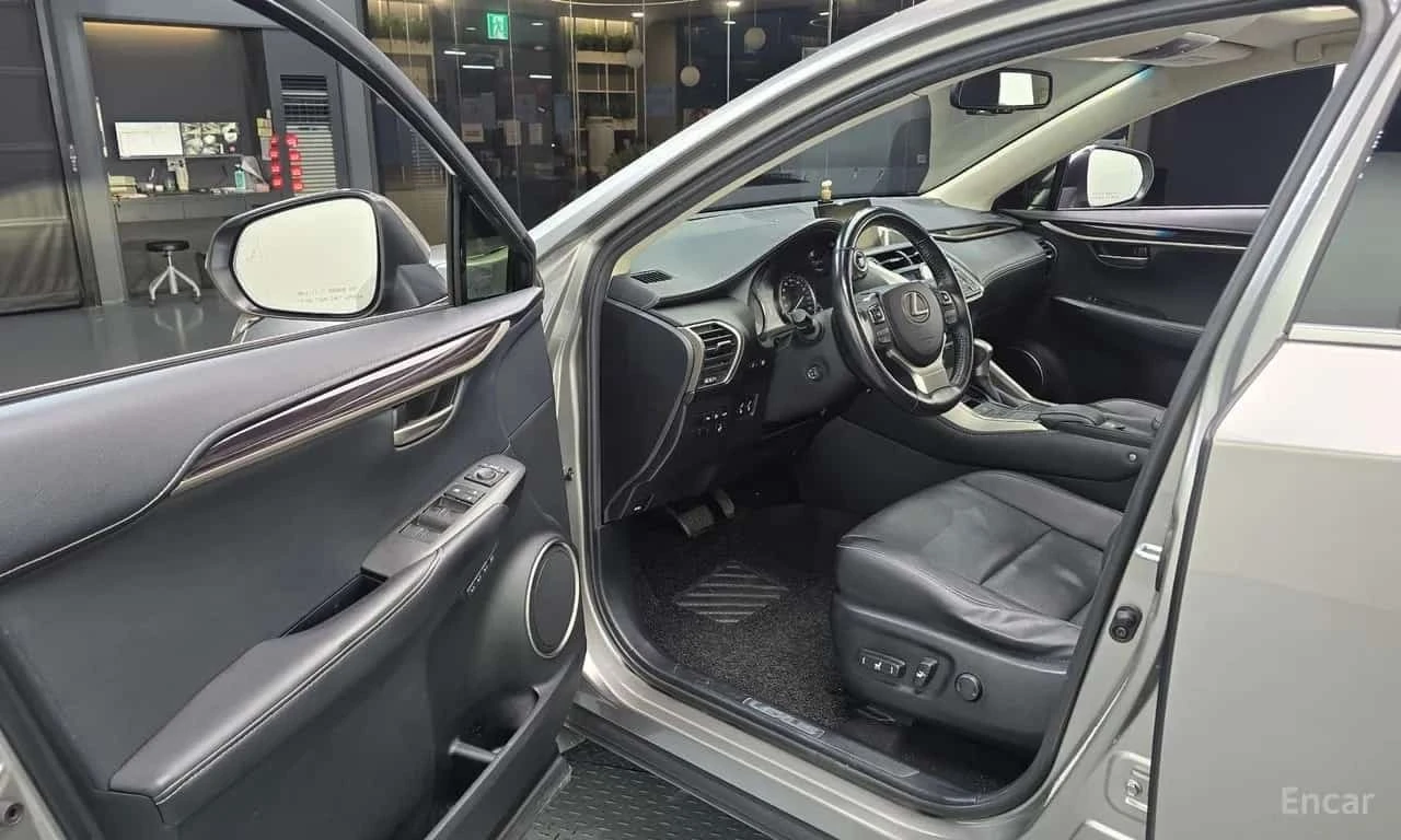 Lexus NX 300h * Executive * Обдухване * Шибидах * Blind Spot * , снимка 6 - Автомобили и джипове - 56232941