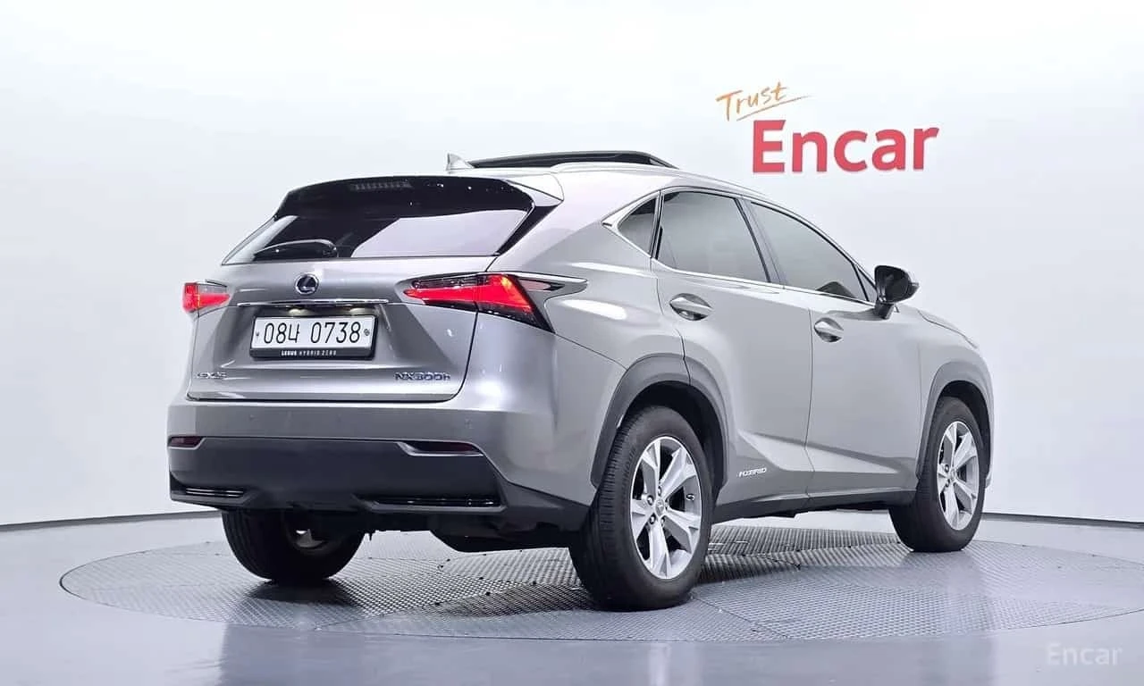 Lexus NX 300h * Executive * Обдухване * Шибидах * Blind Spot * , снимка 2 - Автомобили и джипове - 56232941