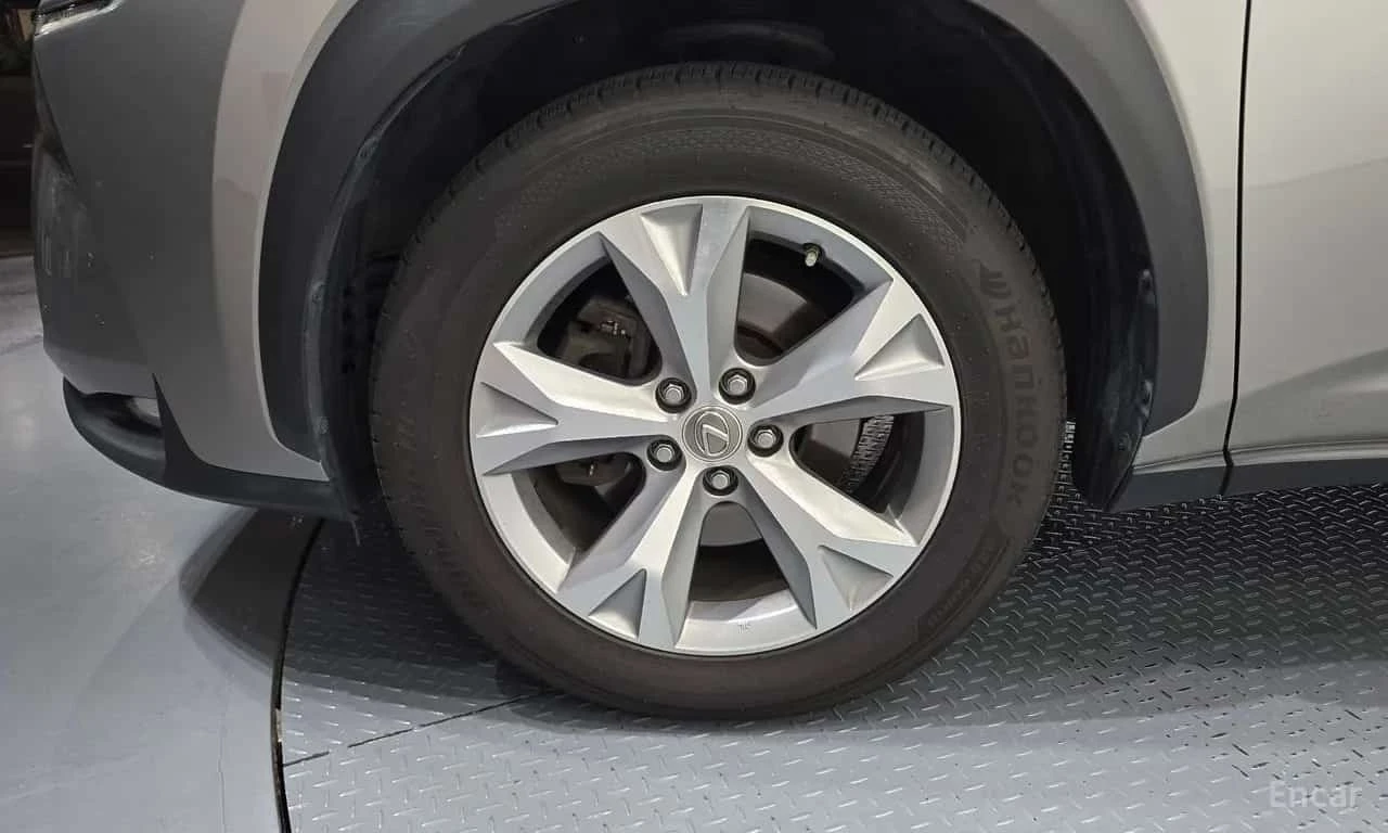 Lexus NX 300h * Executive * Обдухване * Шибидах * Blind Spot * , снимка 5 - Автомобили и джипове - 56232941