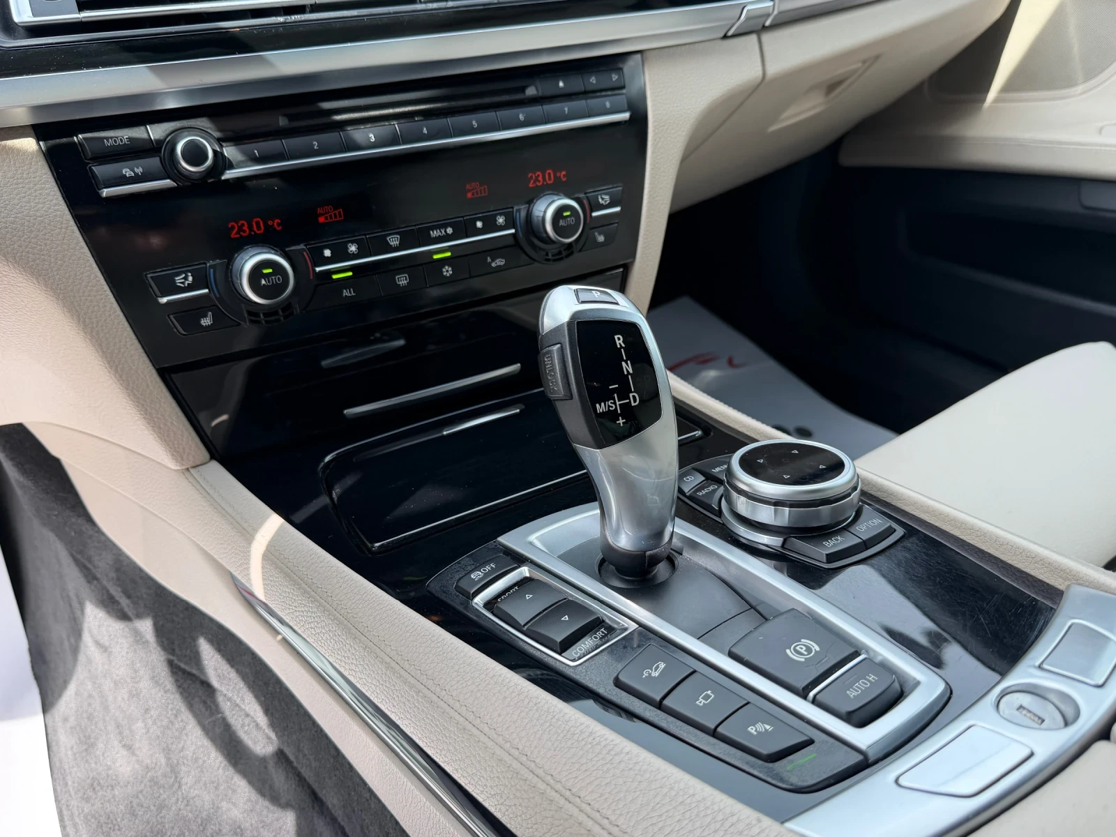 BMW 740 4х4/M-Sport/Led/Navi/Headup/Keyles/СОБСТВЕН ЛИЗИНГ, снимка 11 - Автомобили и джипове - 54493360