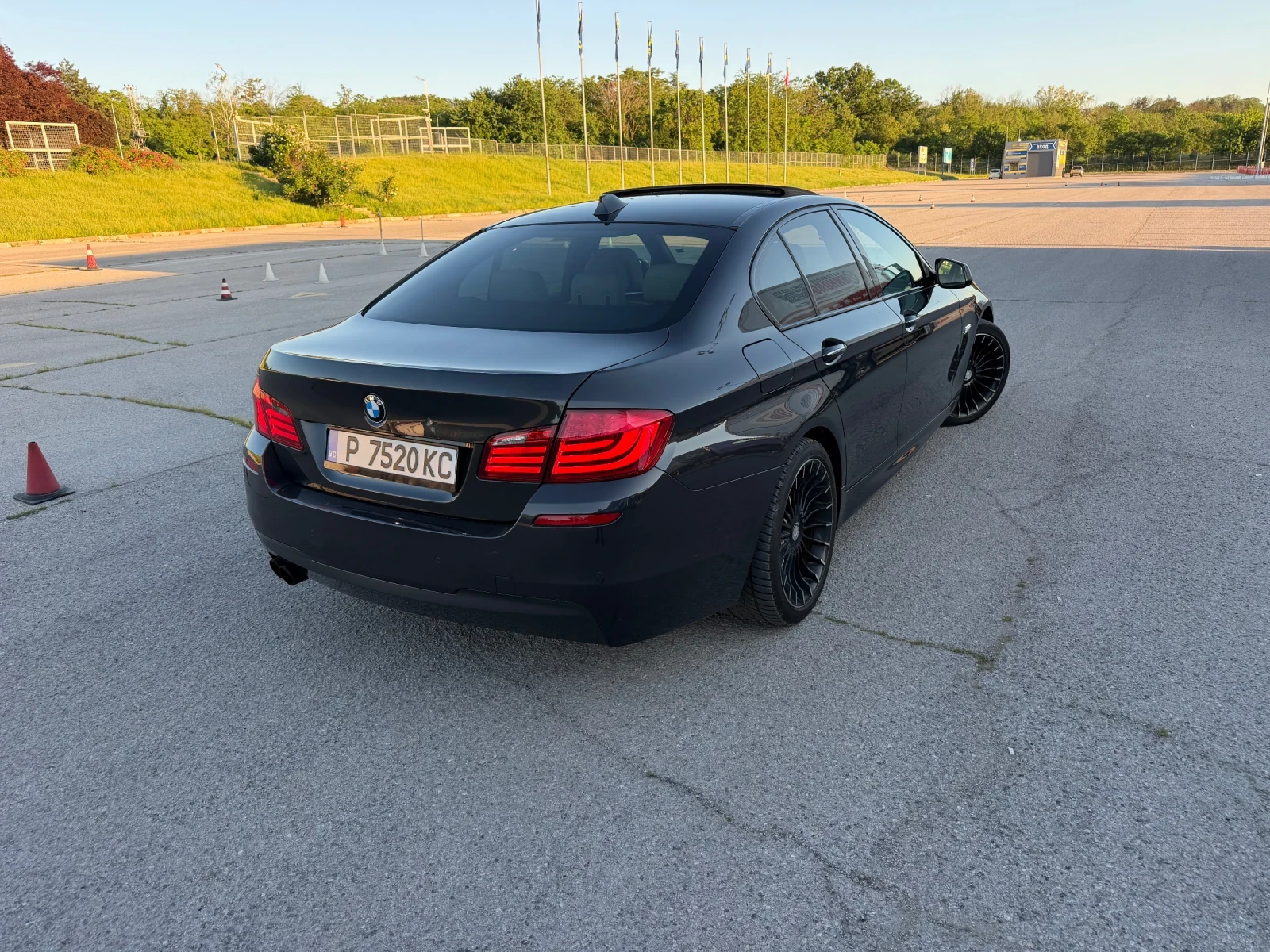 BMW 530 M-PACK/ВАКУМ/Head UP/ 360 /СМЕНЕНИ ВЕРИГИ/ БАРТЕР!, снимка 4 - Автомобили и джипове - 54683156