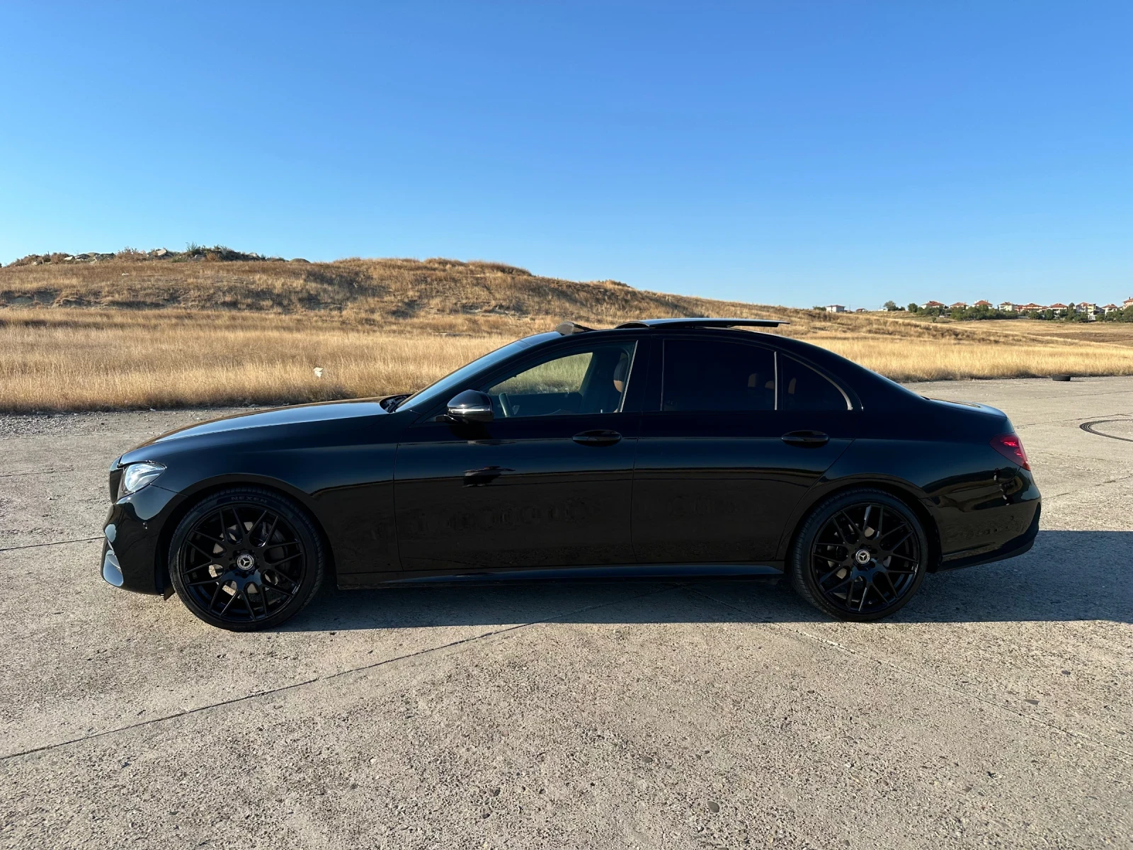 Mercedes-Benz E 220 d/4matic/AMG Line/Pano/360 cam/Head-up/Burmester, снимка 3 - Автомобили и джипове - 56121958