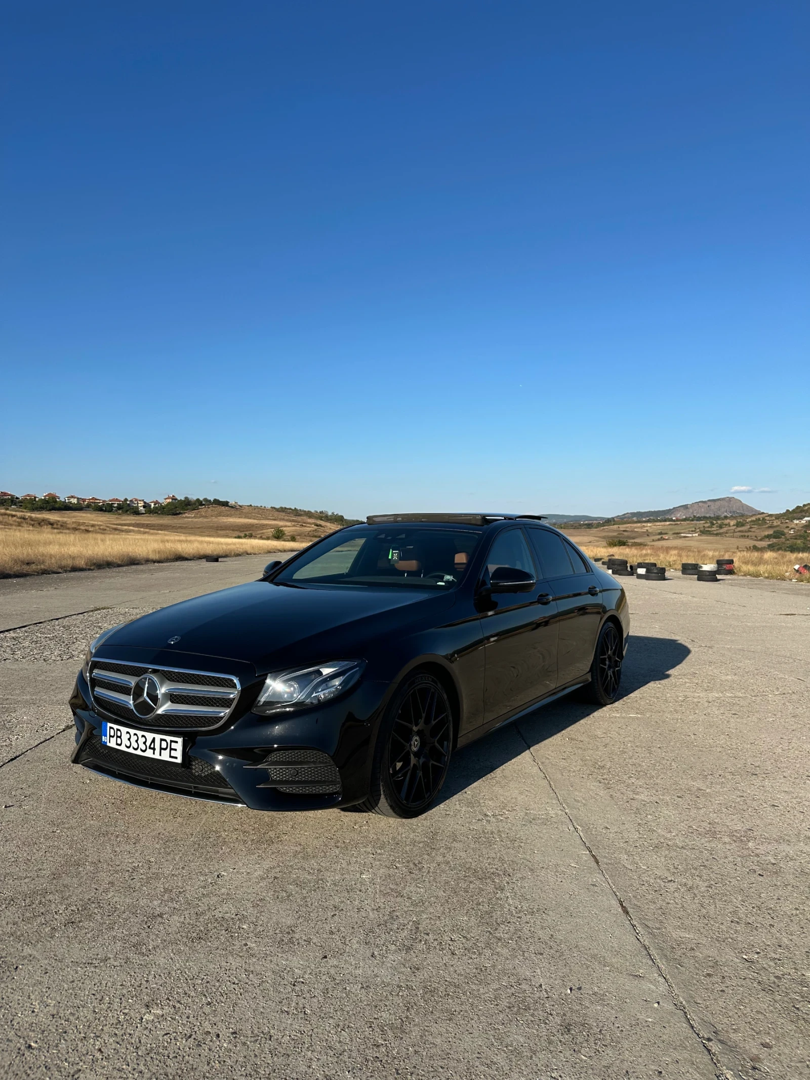 Mercedes-Benz E 220 d/4matic/AMG Line/Pano/360 cam/Head-up/Burmester, снимка 2 - Автомобили и джипове - 56121958