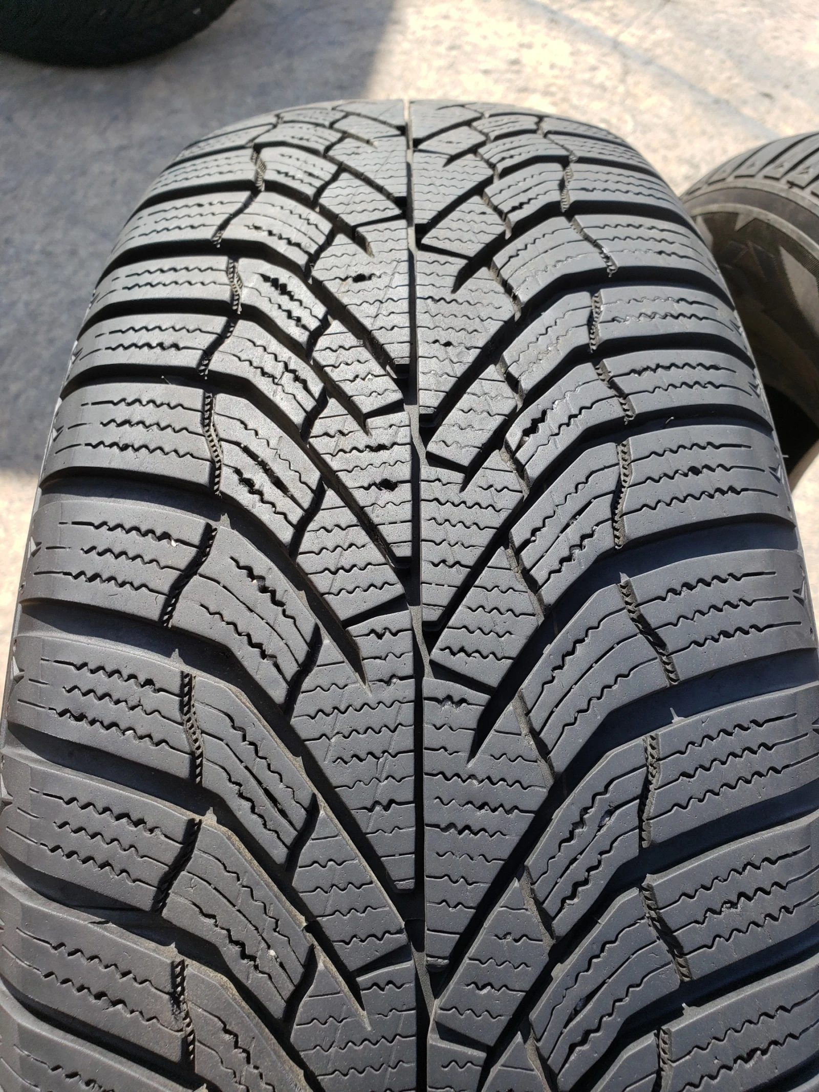 Гуми Зимни 215/60R17