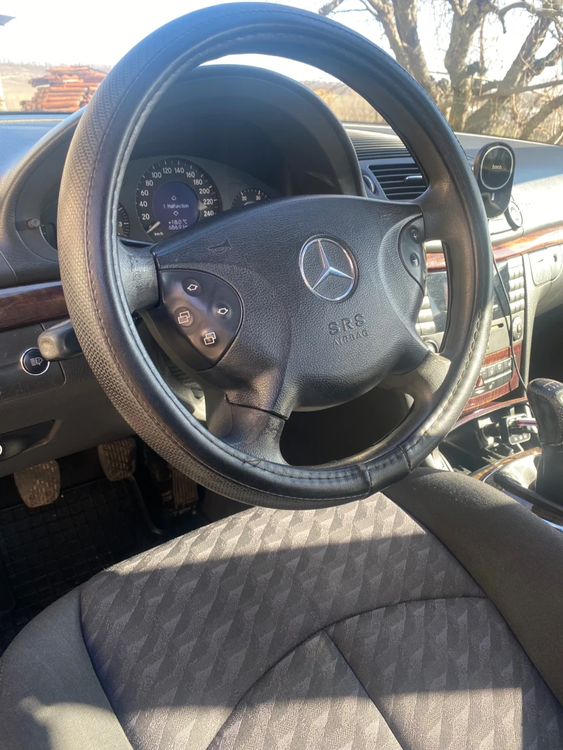 Mercedes-Benz E 270, снимка 3 - Автомобили и джипове - 48935689