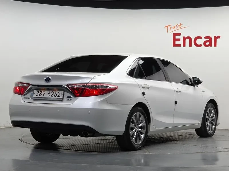 Toyota Camry HYBRID XLE, снимка 2 - Автомобили и джипове - 54959210
