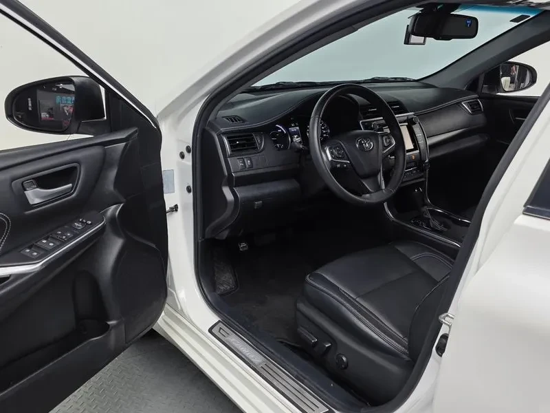 Toyota Camry HYBRID XLE, снимка 10 - Автомобили и джипове - 54959210
