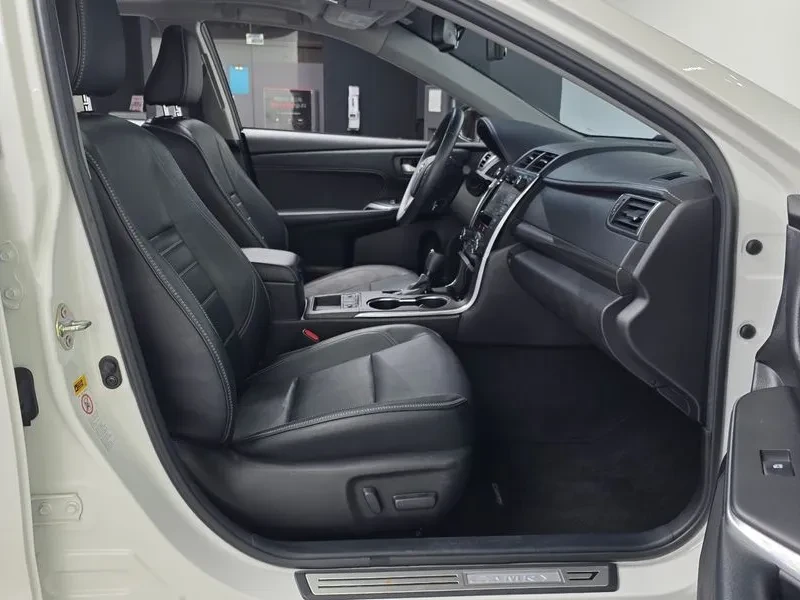 Toyota Camry HYBRID XLE, снимка 11 - Автомобили и джипове - 54959210