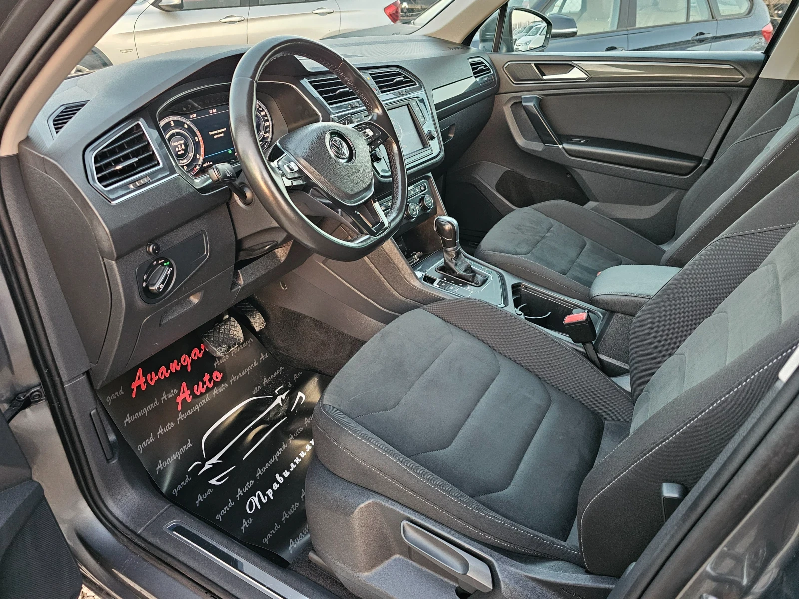 VW Tiguan 2.0TDI, 150к.с., снимка 8 - Автомобили и джипове - 53880674