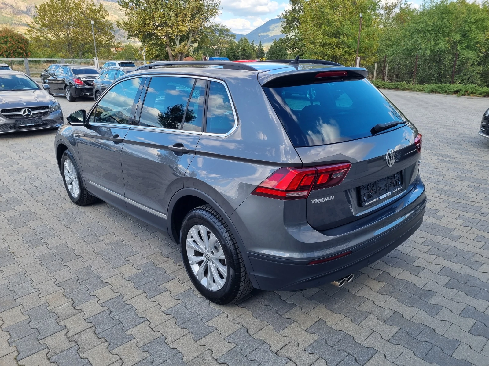VW Tiguan 2.0TDi-150ps 4 MOTION* KEYLESS, КОЖА, LED, DISTRON, снимка 4 - Автомобили и джипове - 56310842