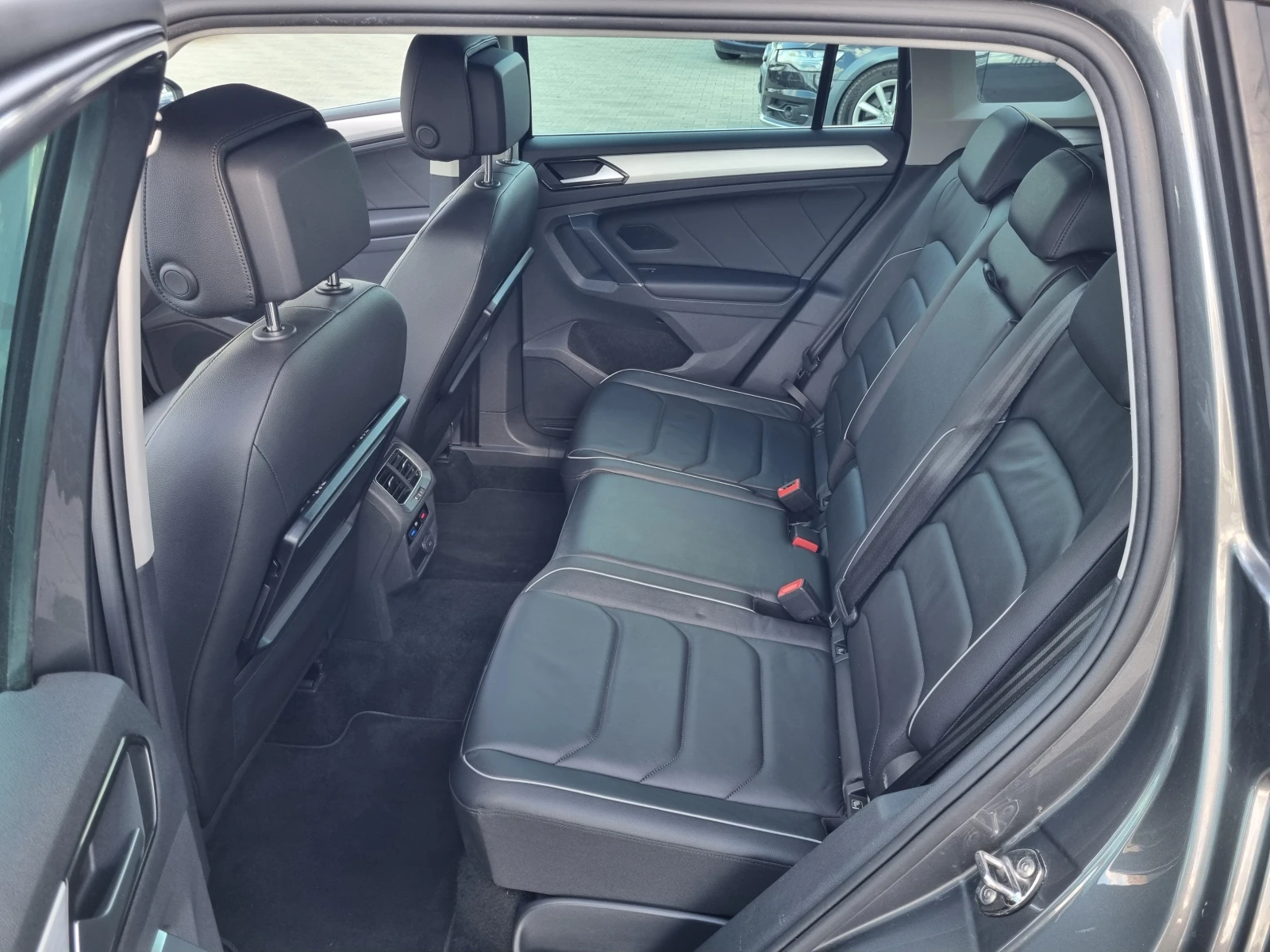 VW Tiguan 2.0TDi-150ps 4 MOTION* KEYLESS, КОЖА, LED, DISTRON, снимка 10 - Автомобили и джипове - 56310842