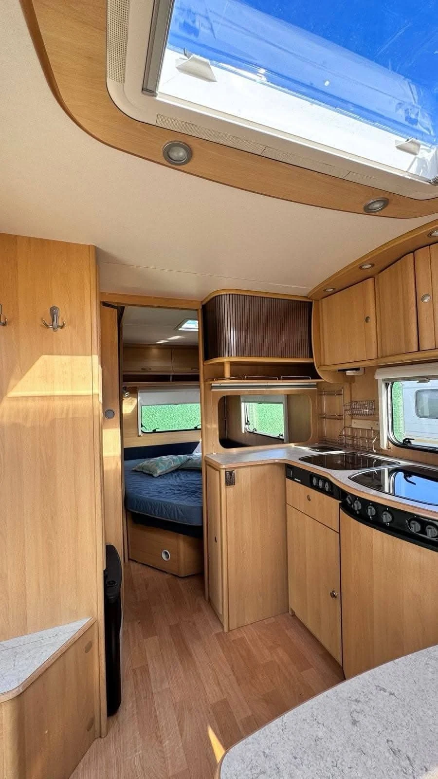 Каравана Dethleffs С единични легла , снимка 14 - Каравани и кемпери - 53916844