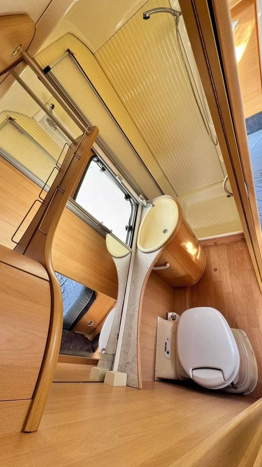 Каравана Dethleffs С единични легла , снимка 9 - Каравани и кемпери - 53916844