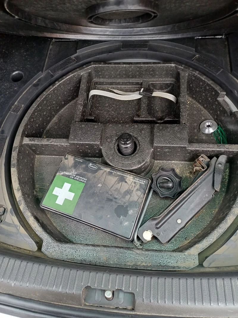 VW Touran 2.0 6ск 140 кс, снимка 5 - Автомобили и джипове - 53128007