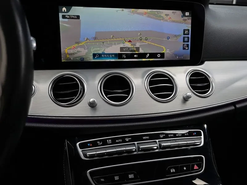 Mercedes-Benz E 200, снимка 14 - Автомобили и джипове - 54818418
