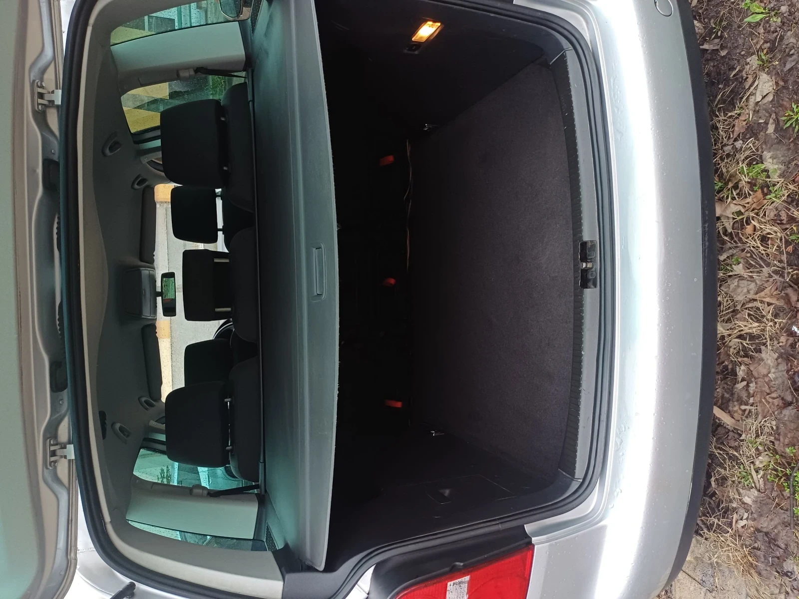 VW Touran 2.0 6ск 140 кс, снимка 6 - Автомобили и джипове - 53128007