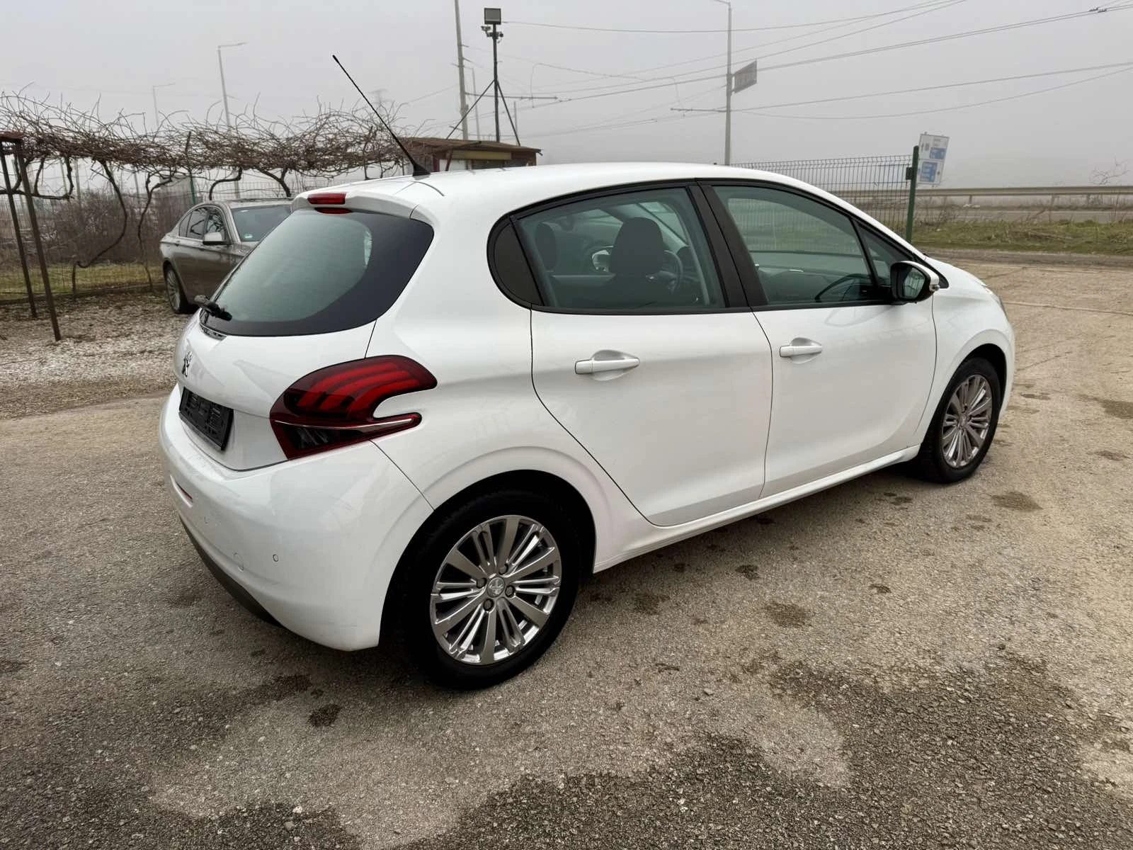 Peugeot 208 1.2i 54хил.км.FaceLift - изображение 5