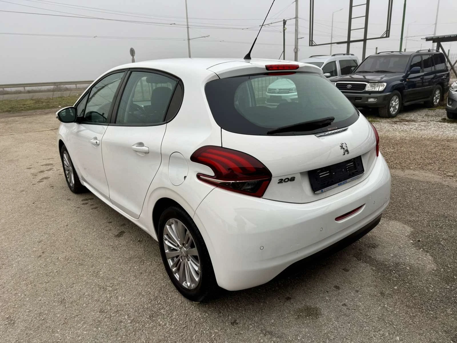 Peugeot 208 1.2i 54хил.км.FaceLift - изображение 7