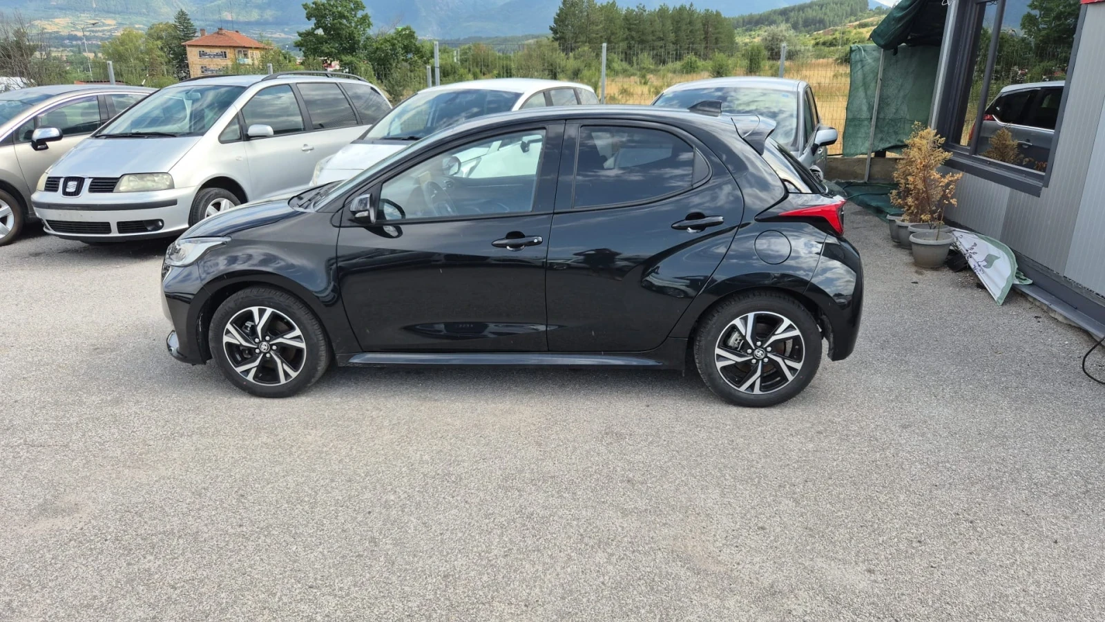 Toyota Yaris 1.5 ХИБРИД, снимка 9 - Автомобили и джипове - 54438872