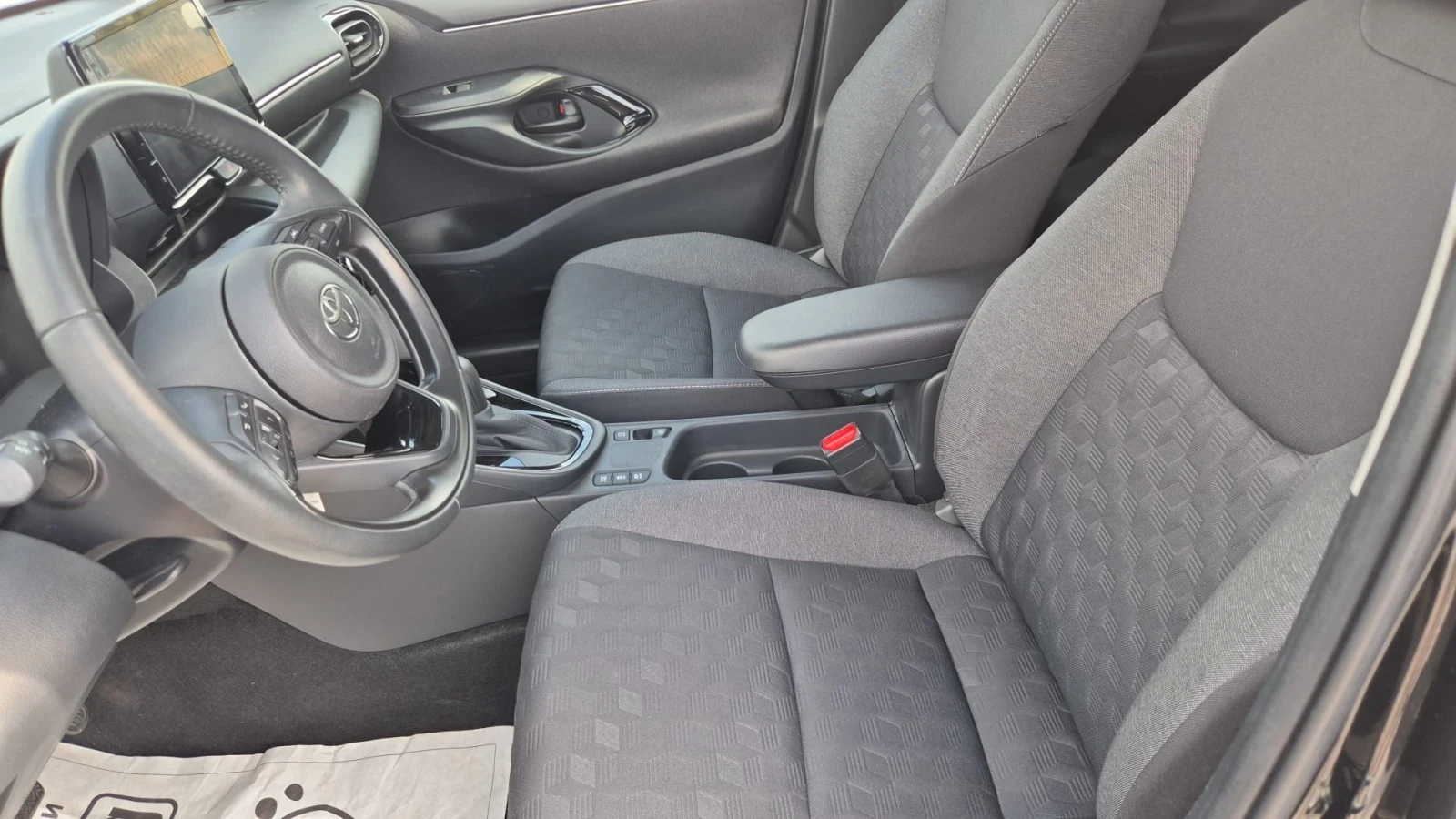 Toyota Yaris 1.5 ХИБРИД, снимка 10 - Автомобили и джипове - 54438872