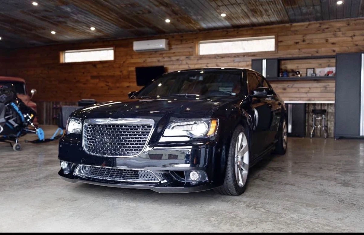 Chrysler 300c SRT8 / 6.4 V8 / 30K KM / ОБДУХВАНЕ / HARMON KARDON