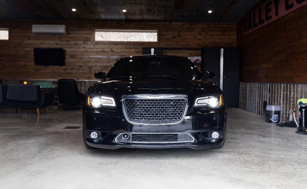 Chrysler 300c SRT8 / 6.4 V8 / 30K KM / ОБДУХВАНЕ / HARMON KARDON, снимка 2 - Автомобили и джипове - 54450898