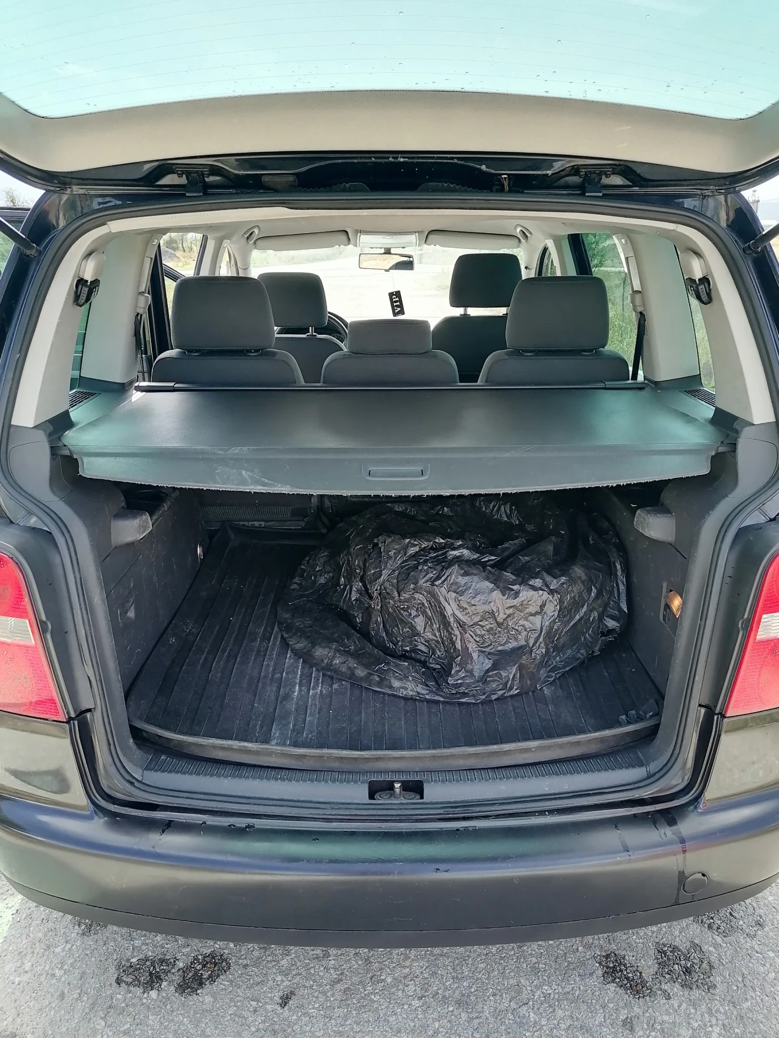 VW Touran 2.0TDI/Автомат/7места , снимка 11 - Автомобили и джипове - 55847660